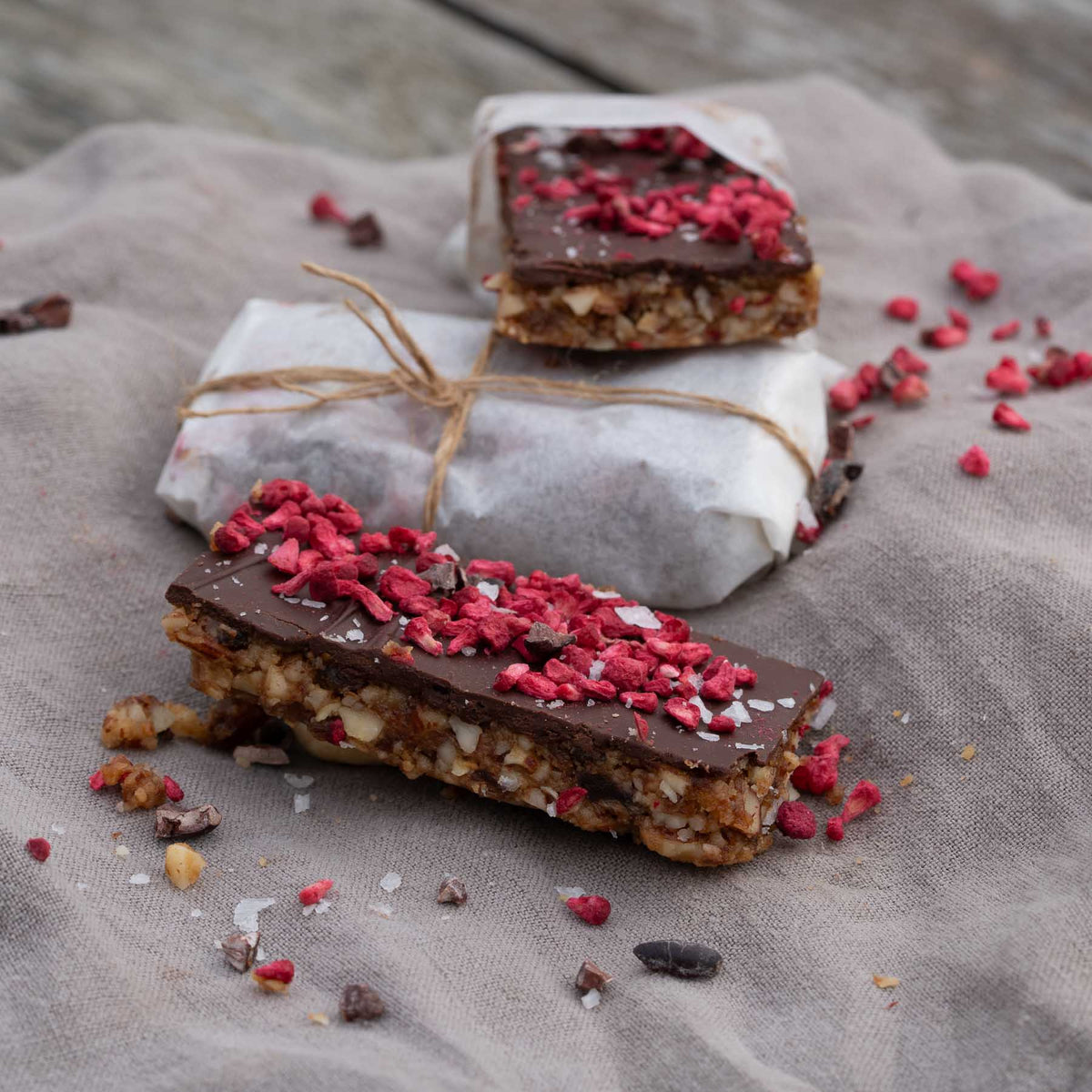 Dadelbarer med peanutbutter, chokolade & frysetørrede bær